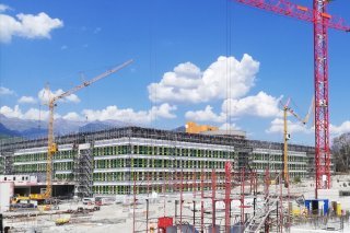 Le nouveau bâtiment de l'Hôpital du Valais à sion intègre des zones d’évacuation chaque 35 mètres